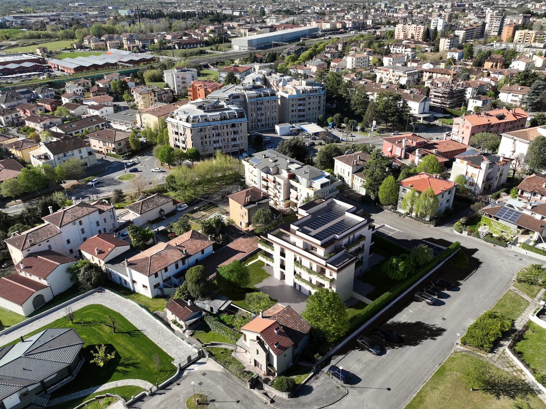 Stessa vista aerea con edificio residenziale moderno in 3D fotoinserito nel lotto edificabile